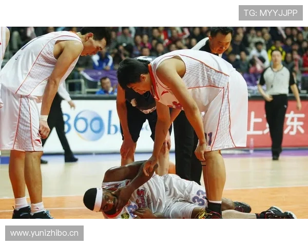 争议频发！对手肘击踩踏队医遭阻救